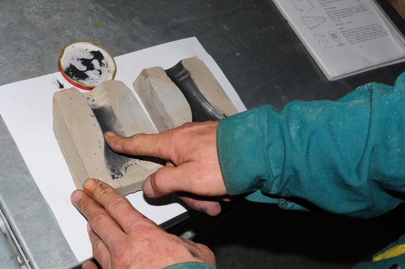 výroba bronzové dýky hledači s detektory kovů