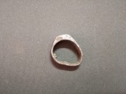 Prsten s nápisem JK