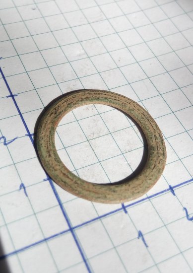 Plochý bronzový kroužek zdobený