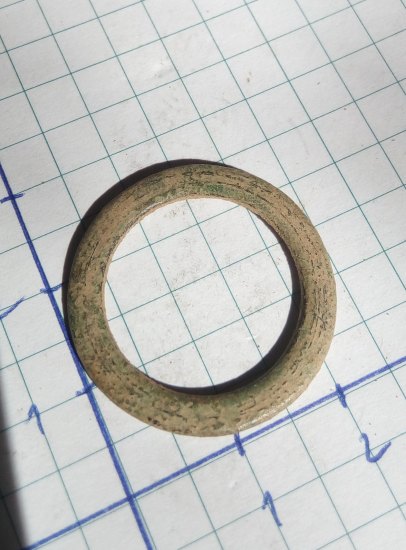 Plochý bronzový kroužek zdobený
