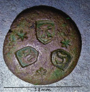 Neznámý artefakt se třemi středověkými literami