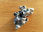 Stříbrný slitek,  nebo meteorit. 