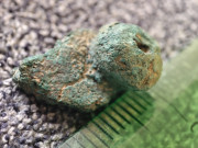 Bronzový fragment s hlavičkou