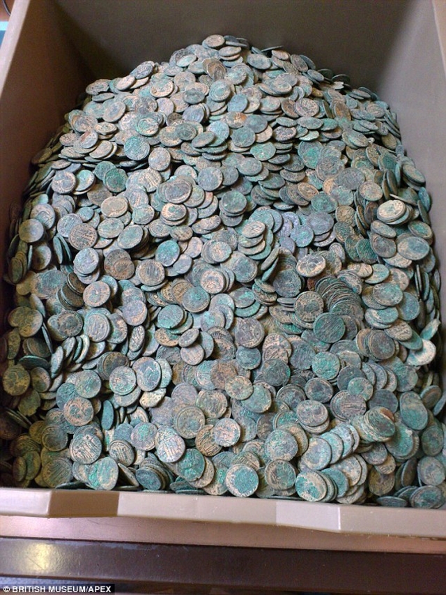 Unikátní nález depotu římských mincí ze 4. století detektorem kovů