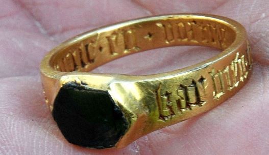 Detektorem kovu našel rytířský prsten, může dostat až 10 tisíc liber |  LovecPokladu.cz