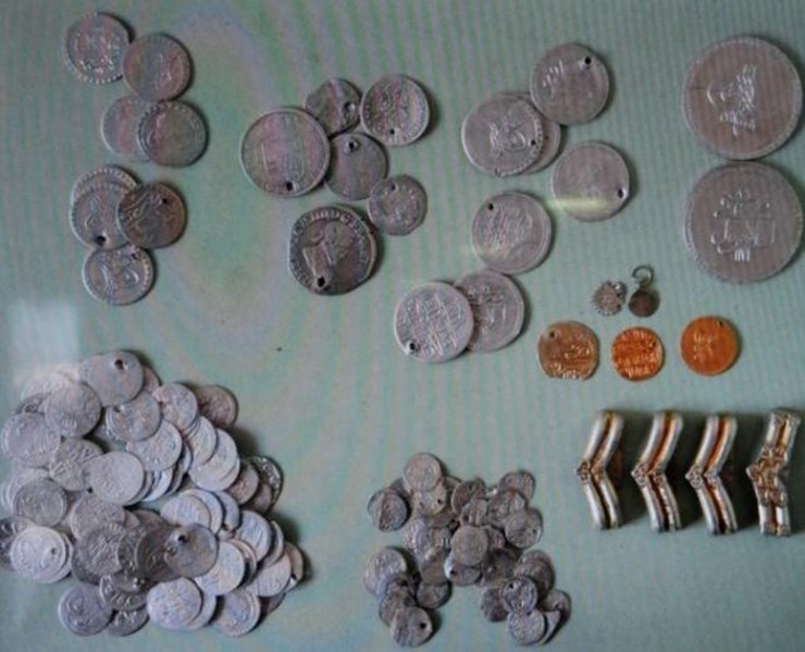 V Bulharsku byl nalezen poklad mincí a šperků z 18. století |  LovecPokladu.cz