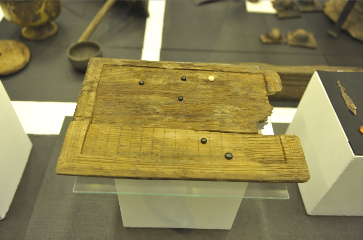 Einzigartiges römisches Spielbrett aus dem 4. Jahrhundert in Poprad gefunden, das in Europa seinesgleichen sucht