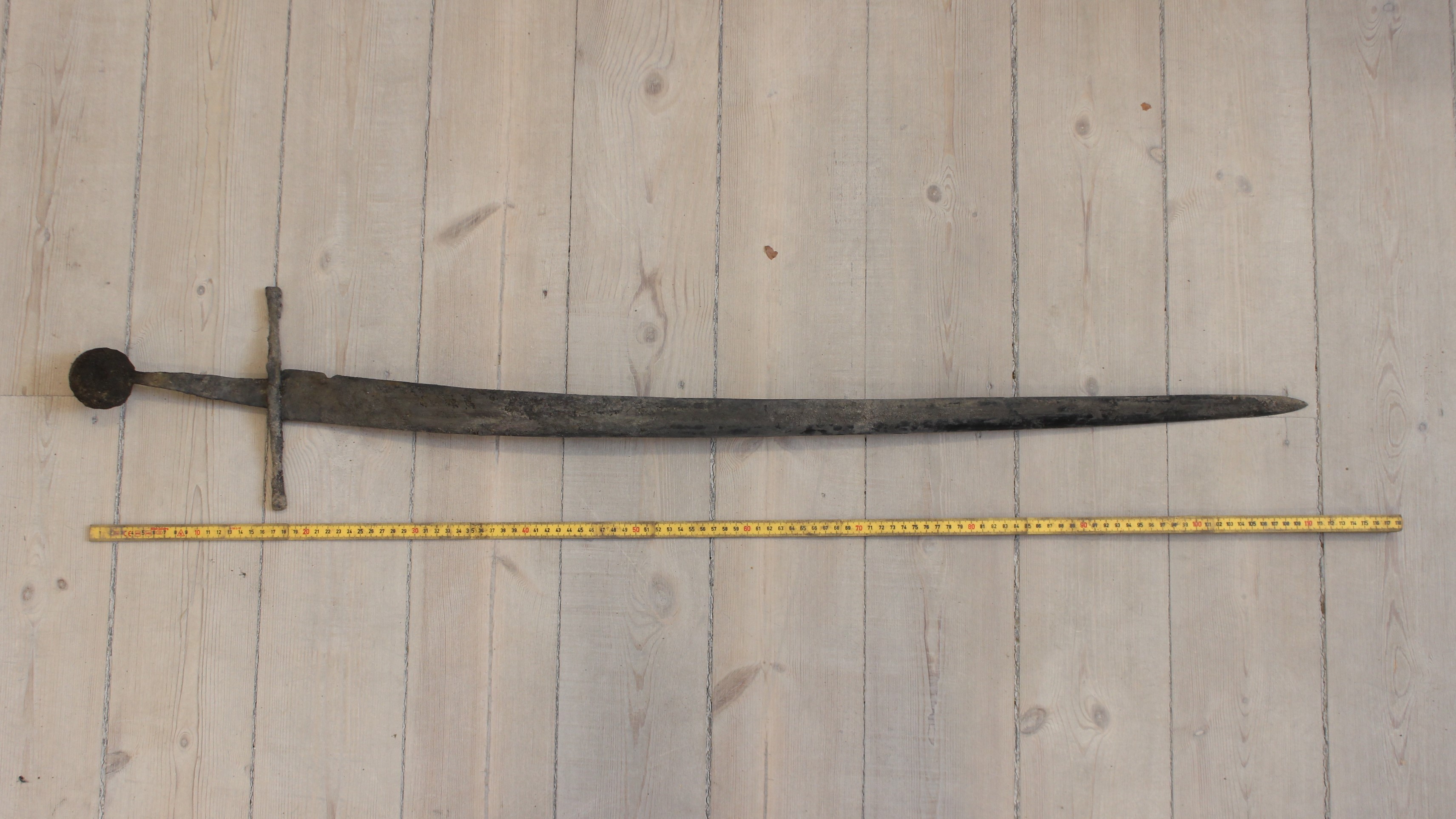 Při hloubení kanalizace byl nalezen 700 let starý meč v perfektním stavu |  LovecPokladu.cz
