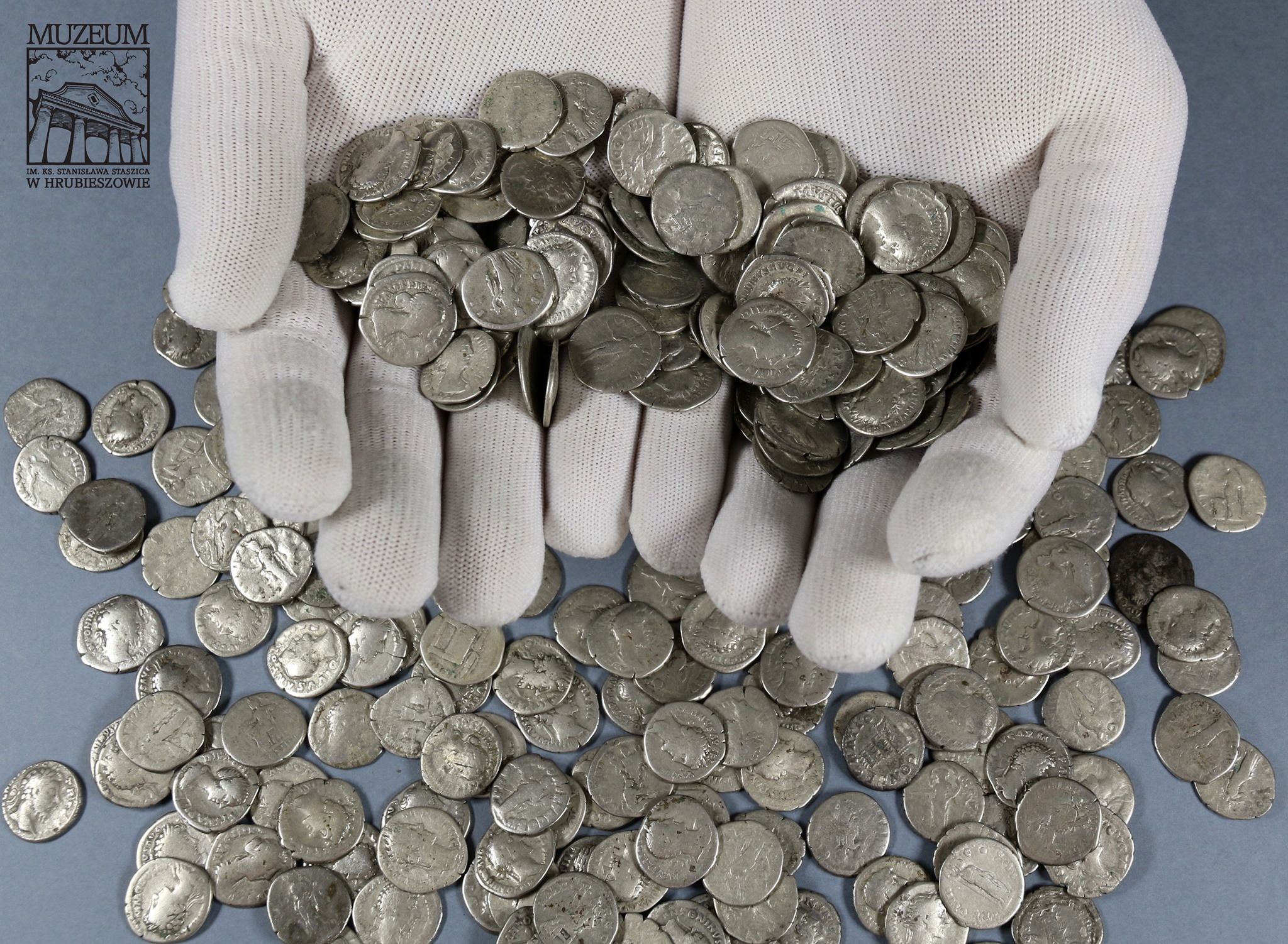 Mann findet beim Sammeln von Altmetall einen der größten römischen Münzschätze in Polen