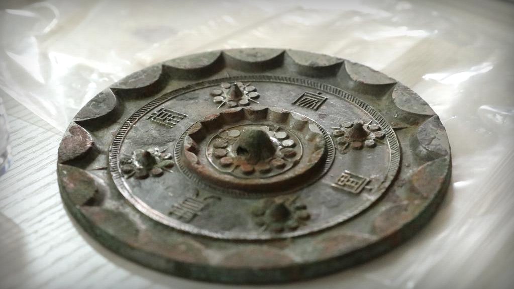 Archäologen haben 80 wunderschön dekorierte und polierte Bronzespiegel gefunden