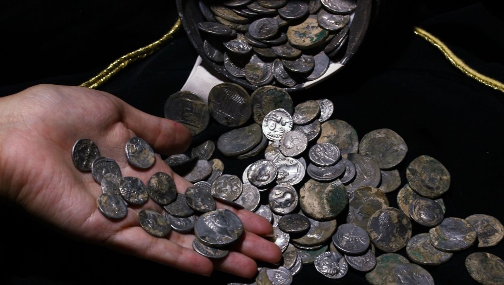 2 000 let starý poklad stříbrných mincí nalezen na břehu potoka