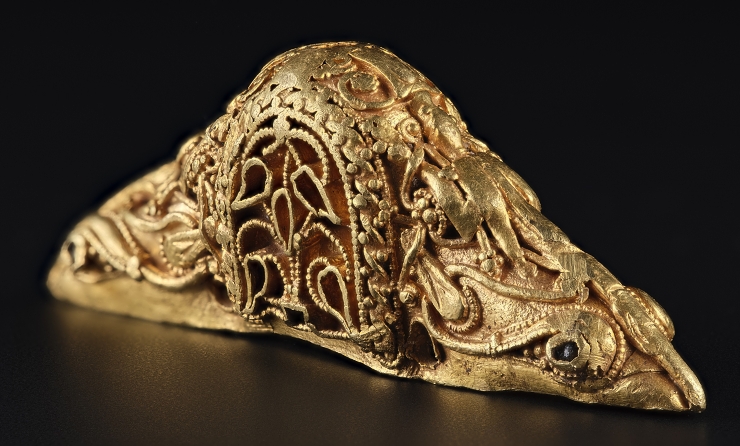 Detectorist finds unique golden sword head from the 8th century