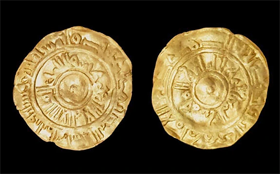 Poklad zlatých a stříbrných mincí pod chrámem