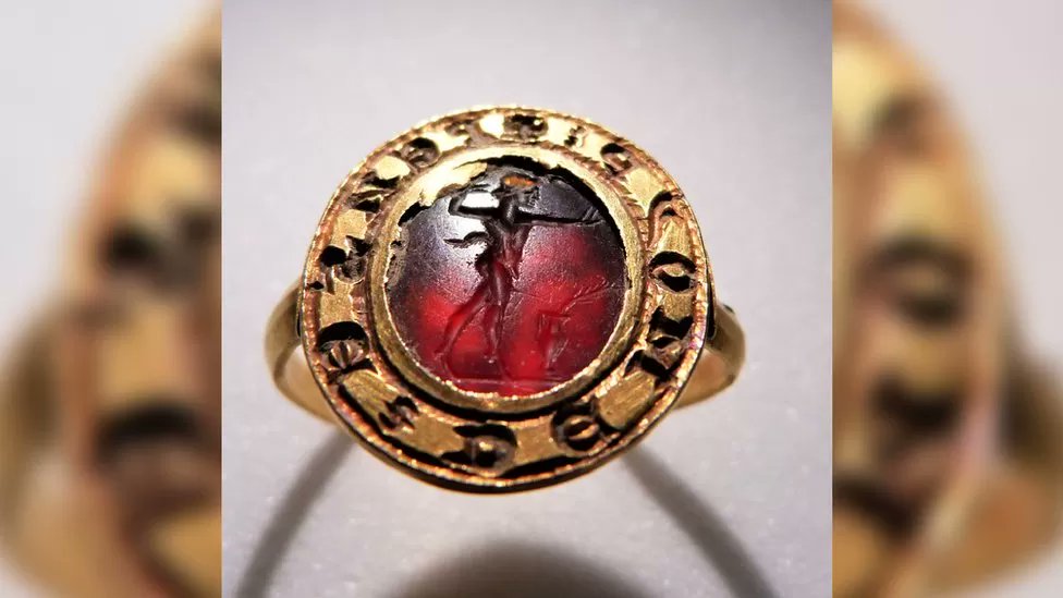 Detektorista našel vzácný středověký zlatý prsten, byl zakoupen pro veřejnost