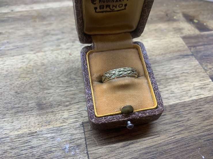 Herstellung eines Eherings aus rhodiniertem Gold nach dem Motiv eines bei Elmara gefundenen frühmittelalterlichen Rings