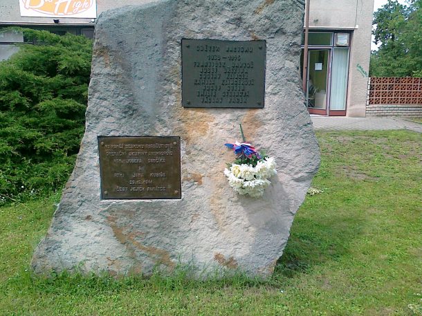 Pomník obětem nacismu a pamětní deska seskoku parašutistů Josefa Gabčíka a Jana Kubiše
