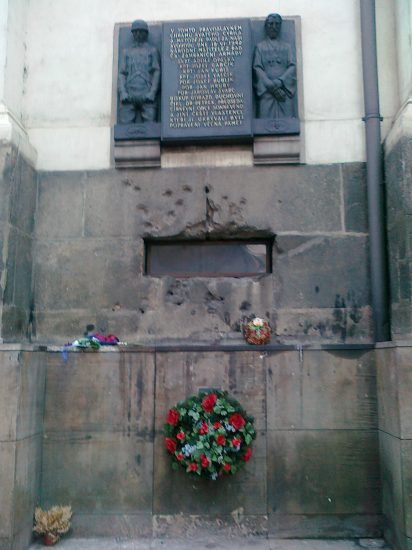 Pomník obětem nacismu a pamětní deska seskoku parašutistů Josefa Gabčíka a Jana Kubiše